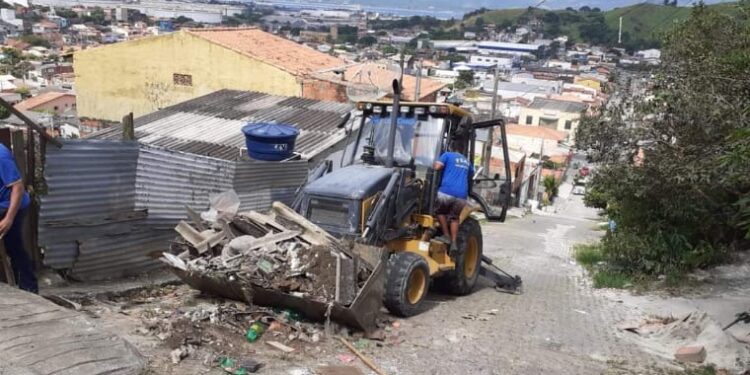 Escadarias do bairro Topolândia e região passam por serviços de manutenção