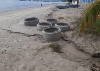 Fiscais da Prefeitura notificam responsável por obra de concretagem na faixa de areia da Praia São Francisco