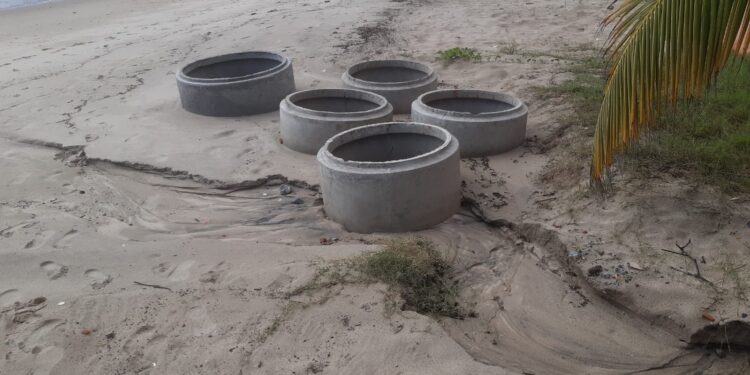 Fiscais da Prefeitura notificam responsável por obra de concretagem na faixa de areia da Praia São Francisco