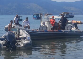 Prefeitura de São Sebastião realiza fiscalização de embarcações em parceria com a Marinha do Brasil