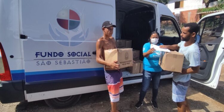 Fundo Social entrega cestas básicas nos bairros da Costa Sul em ação solidária descentralizada