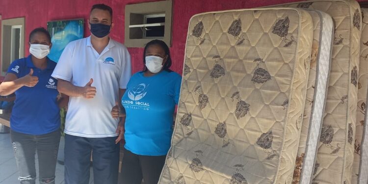 Fundo Social entrega doações de colchões a comunidade Lobo Guará do bairro Cambury