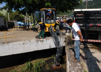 Prefeitura executa serviços de desassoreamento no córrego Mãe Isabel no bairro Topolândia e região