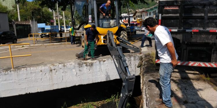 Prefeitura executa serviços de desassoreamento no córrego Mãe Isabel no bairro Topolândia e região