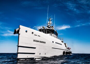 São Sebastião recebe navio de proteção ambiental Ocean Warrior