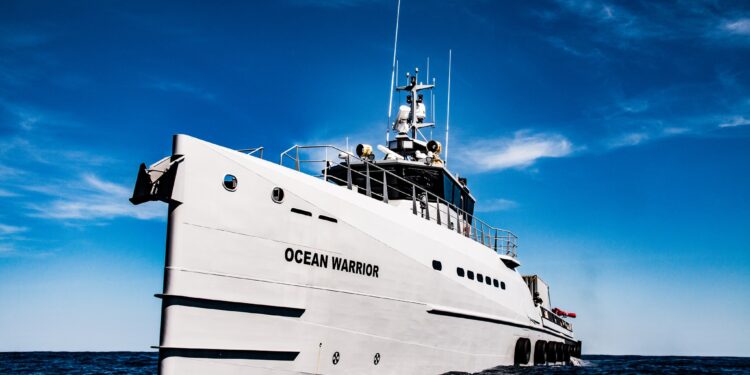 São Sebastião recebe navio de proteção ambiental Ocean Warrior
