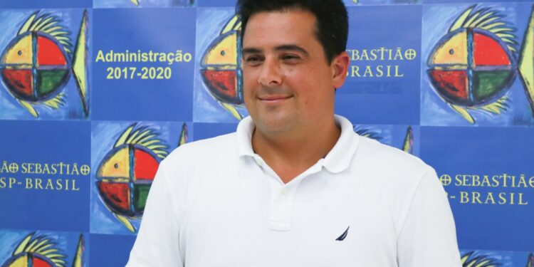 Prefeito Felipe Augusto assina decreto que desobriga o uso de máscaras em locais abertos