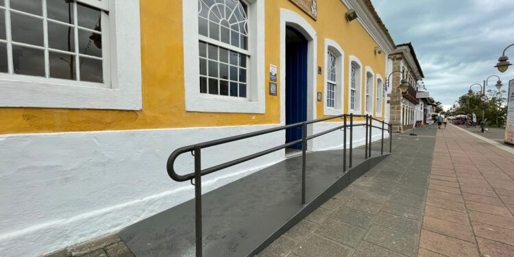 Prefeitura de São Sebastião instala rampa de acessibilidade na Casa da Cultura