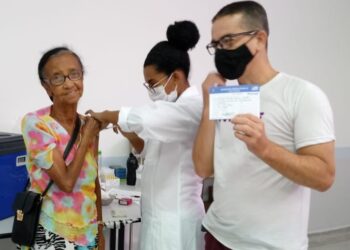 São Sebastião aplica quarta dose contra Covid-19 em idosos com 80 anos ou mais