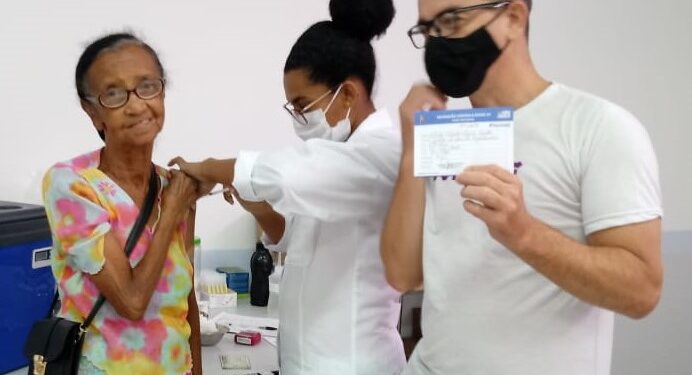 São Sebastião aplica quarta dose contra Covid-19 em idosos com 80 anos ou mais