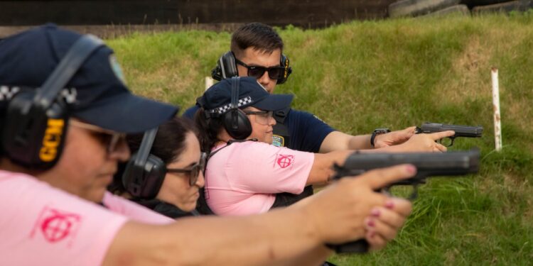 Policiais municipais femininas de São Sebastião participam de treinamento tático