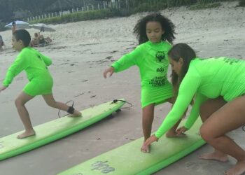 Referenciadas do CRAS Costa Norte participam de vivência aquática na Praia Juquehy