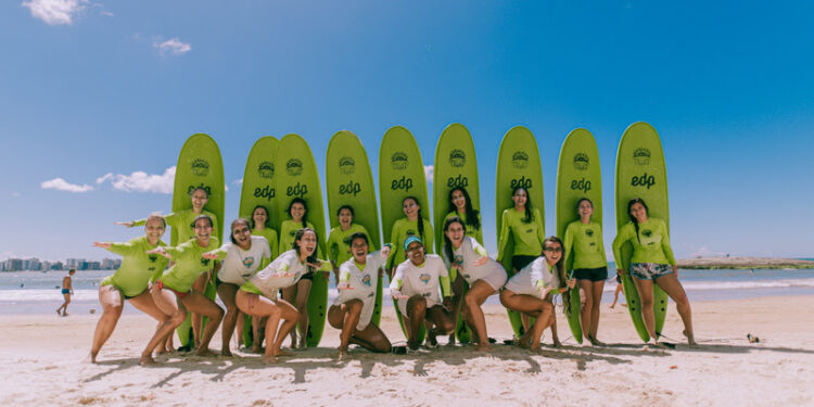 Projeto oferece aulas de surf gratuitas para mulheres em São Sebastião