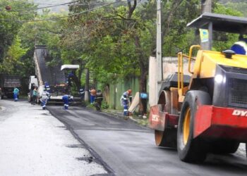 Prefeitura de São Sebastião inicia recapeamento asfáltico na Rua Maria Moreira em Paúba