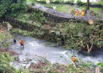 Defesa Civil faz desobstrução de rio na Estrada Beira Rio em Boiçucanga