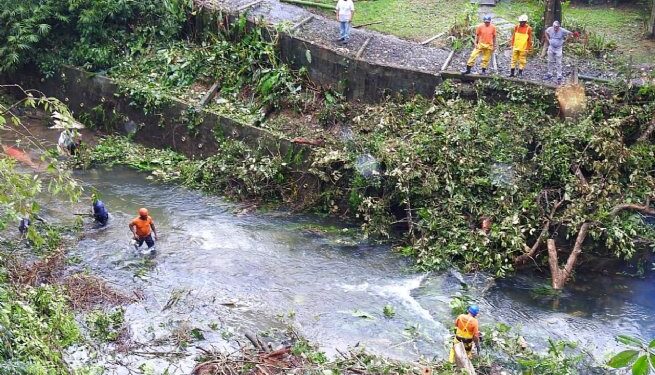 Defesa Civil faz desobstrução de rio na Estrada Beira Rio em Boiçucanga