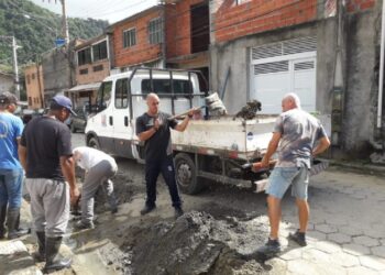 Prefeitura executa serviços de manutenção e reparos nas ruas e escadarias do bairro Topolândia e região