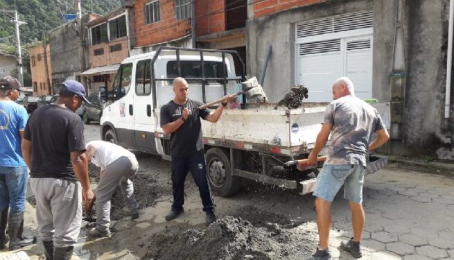 Prefeitura executa serviços de manutenção e reparos nas ruas e escadarias do bairro Topolândia e região