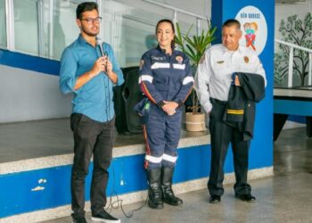 Capitão do Corpo de Bombeiros de Fort Lauderdale (EUA) acompanha atividade desenvolvida pelo programa SAMUZINHO na Escola