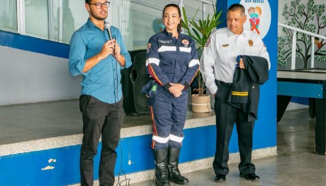 Capitão do Corpo de Bombeiros de Fort Lauderdale (EUA) acompanha atividade desenvolvida pelo programa SAMUZINHO na Escola