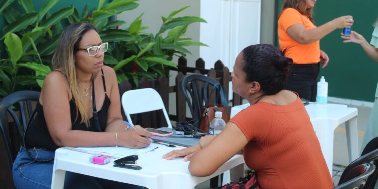 Moradores da Vila Sahy recebem orientações de programas sociais