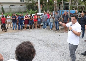 Prefeito Felipe Augusto anuncia retomada dos mutirões de calçamento comunitário na Costa Sul   
