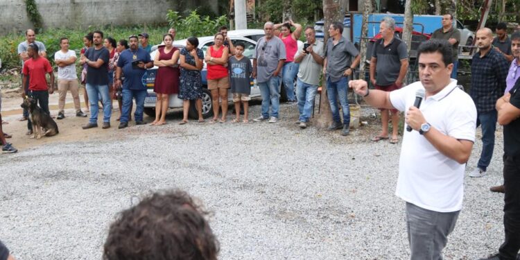 Prefeito Felipe Augusto anuncia retomada dos mutirões de calçamento comunitário na Costa Sul   