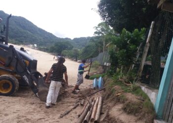 Prefeitura realiza serviços de limpeza em praias após chuvas dos últimos dias