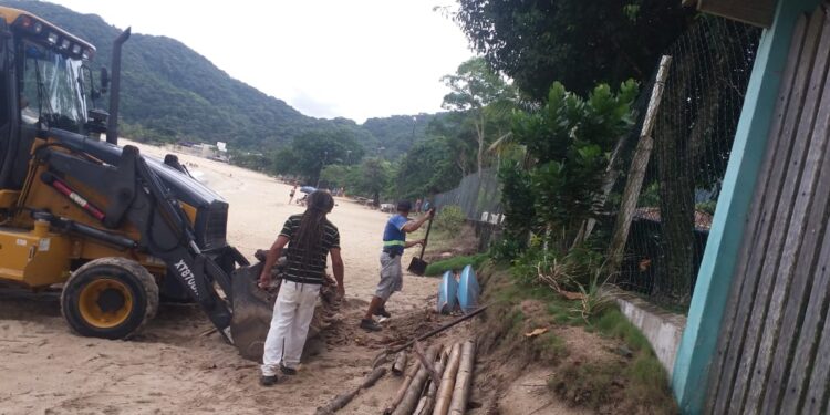 Prefeitura realiza serviços de limpeza em praias após chuvas dos últimos dias