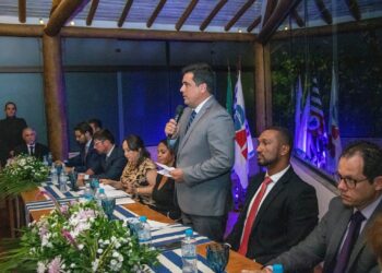 Prefeito Felipe Augusto participa da cerimônia de posse da diretoria da OAB de São Sebastião