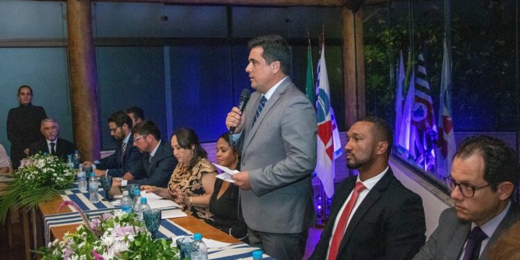 Prefeito Felipe Augusto participa da cerimônia de posse da diretoria da OAB de São Sebastião