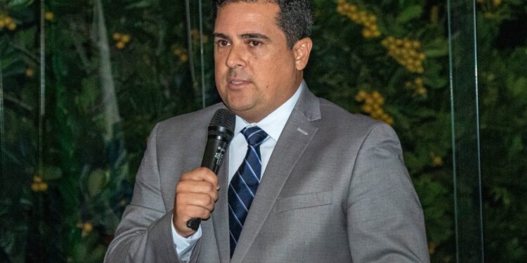 Prefeito Felipe Augusto concede reajuste de 11,50% aos servidores e aumento de 50% nos vales alimentação e refeição