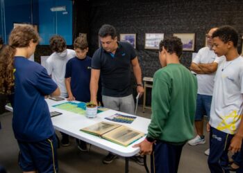Prefeito Felipe Augusto visita exposição “São Sebastião sob o olhar de Agnello Ribeiro dos Santos”   