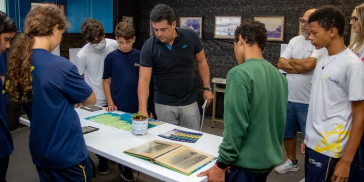 Prefeito Felipe Augusto visita exposição “São Sebastião sob o olhar de Agnello Ribeiro dos Santos”   