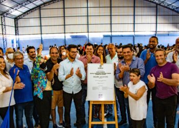 Prefeito Felipe Augusto inaugura nova quadra da Escola Municipal Edileusa Brasil Soares de Sousa em Maresias