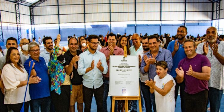 Prefeito Felipe Augusto inaugura nova quadra da Escola Municipal Edileusa Brasil Soares de Sousa em Maresias