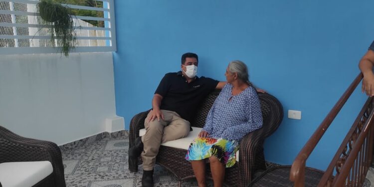 Prefeito Felipe Augusto visita Lar Vicentino após reparo feito pela SESEP em telhado