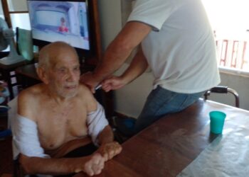 Prefeitura de São Sebastião vacina contra Influenza e Covid-19, em domicílio, idosos com 80 anos ou mais acamados e com dificuldade de locomoção