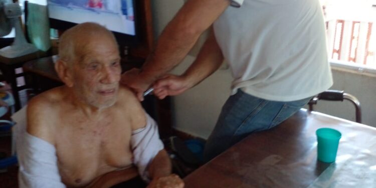 Prefeitura de São Sebastião vacina contra Influenza e Covid-19, em domicílio, idosos com 80 anos ou mais acamados e com dificuldade de locomoção