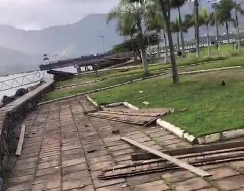 Prefeitura realiza reparos nos decks da orla da Rua da Praia
