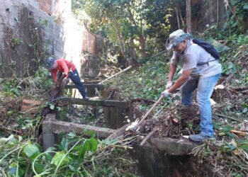 Prefeitura executa serviços de desassoreamento no córrego Mãe Isabel que atravessa o bairro Topolândia e região
