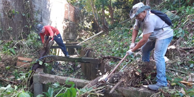 Prefeitura executa serviços de desassoreamento no córrego Mãe Isabel que atravessa o bairro Topolândia e região