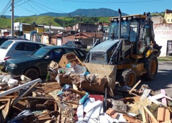 Prefeitura executa serviços de manutenção e reparos nas ruas e escadarias do bairro Topolândia e região