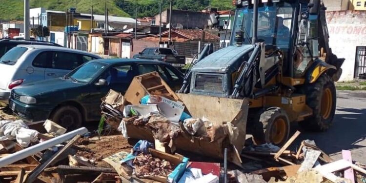 Prefeitura executa serviços de manutenção e reparos nas ruas e escadarias do bairro Topolândia e região