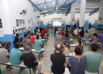Prefeitura de São Sebastião promove reunião sobre regularização fundiária com moradores da Enseada
