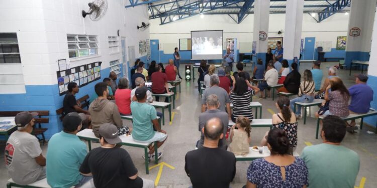 Prefeitura de São Sebastião promove reunião sobre regularização fundiária com moradores da Enseada