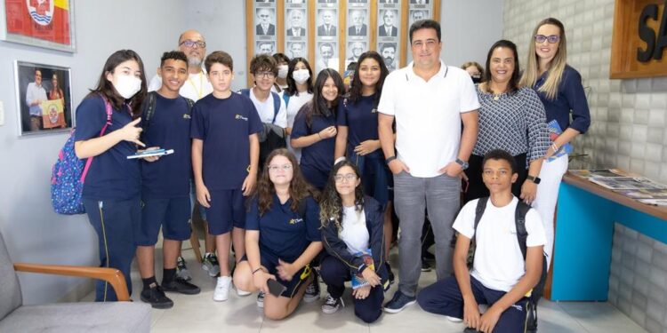 Alunos do Colégio São Sebastião visitam a prefeitura pelo Projeto Conhecendo os 3 Poderes