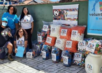 Sabesp do Litoral Norte entrega quase 100 kg de recicláveis à Associação Integra, em São Sebastião