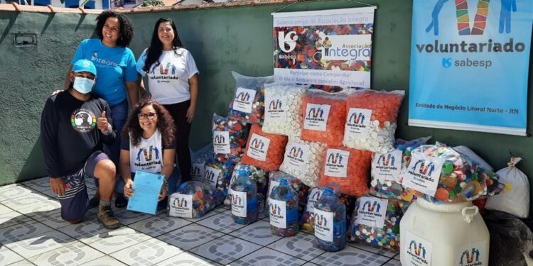 Sabesp do Litoral Norte entrega quase 100 kg de recicláveis à Associação Integra, em São Sebastião