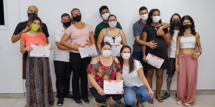 Concluintes do Curso de Gestantes e Casais Grávidos recebem certificados  